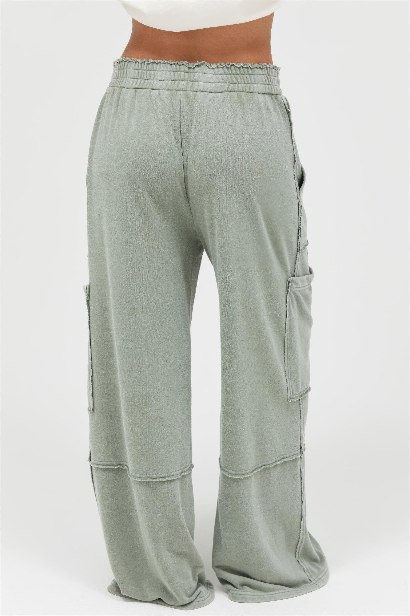 Pantalon cargo femme vert sauge taille haute, poches cargo et surpiqûres visibles