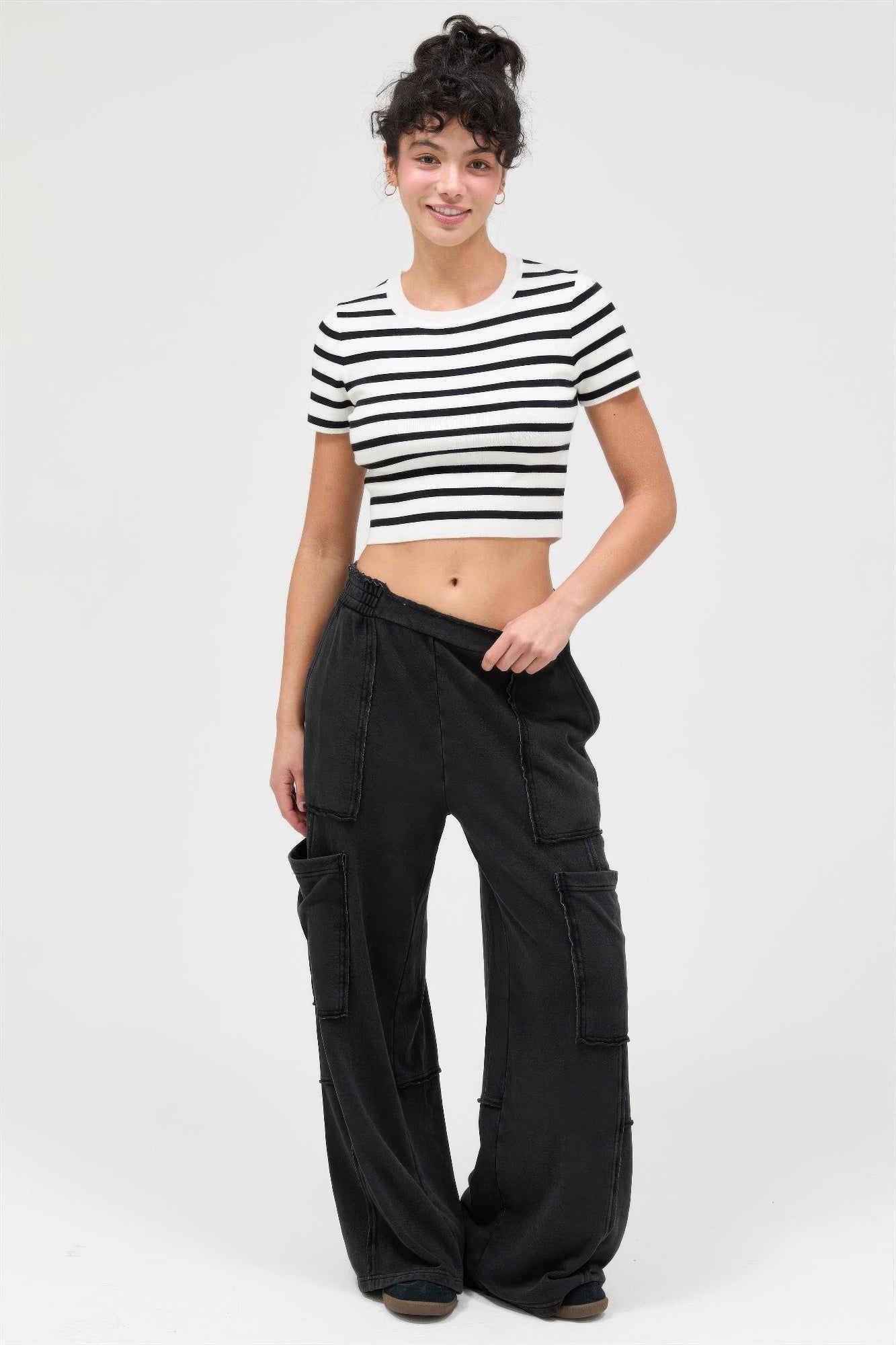 Pantalon cargo large femme noir taille haute, poches cargo, effet délavé