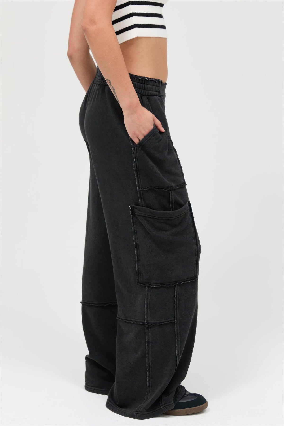 Pantalon cargo large femme noir taille haute, grande poche, coutures visibles