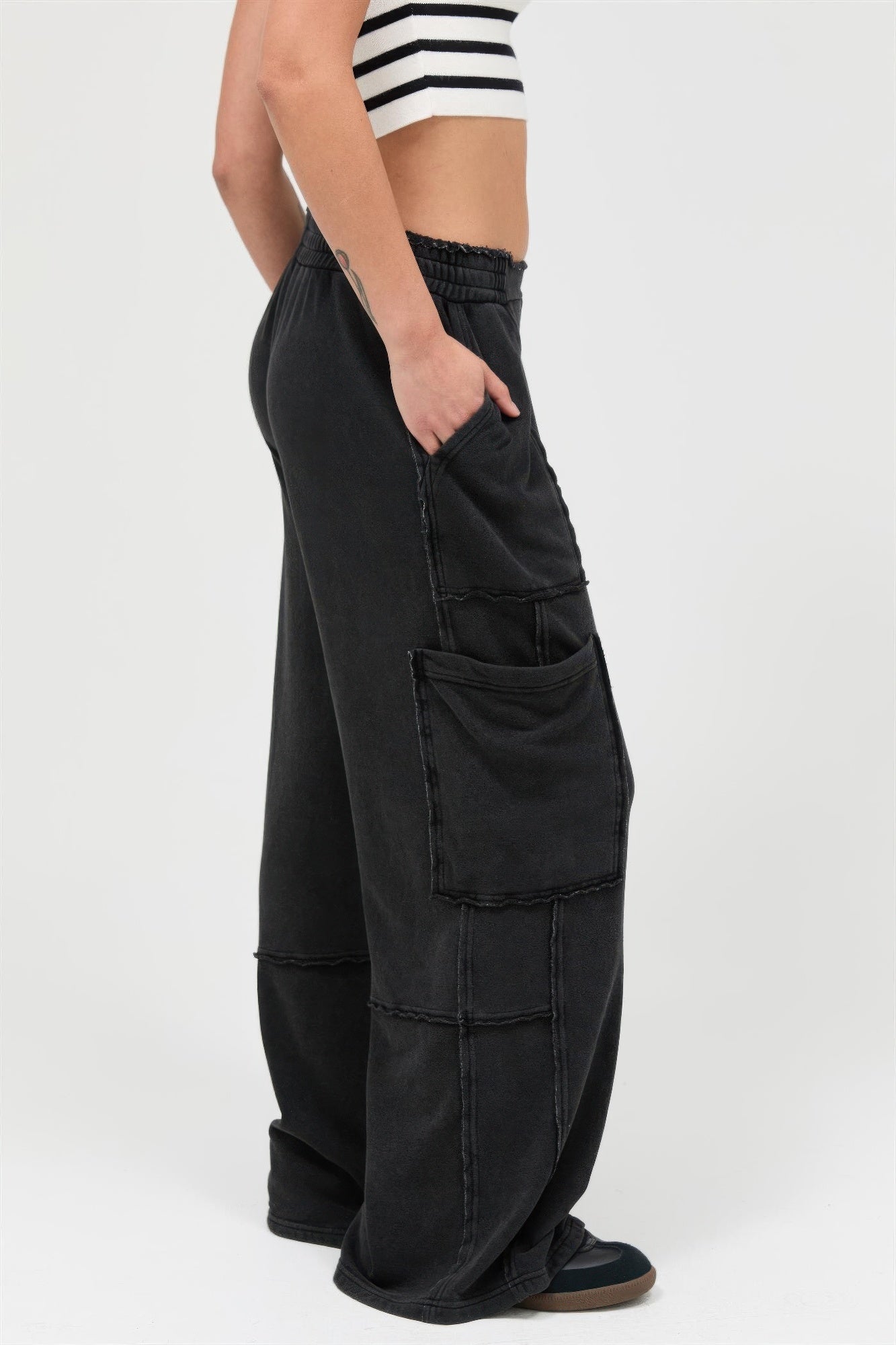 Pantalon cargo large femme noir taille haute, grande poche, coutures visibles