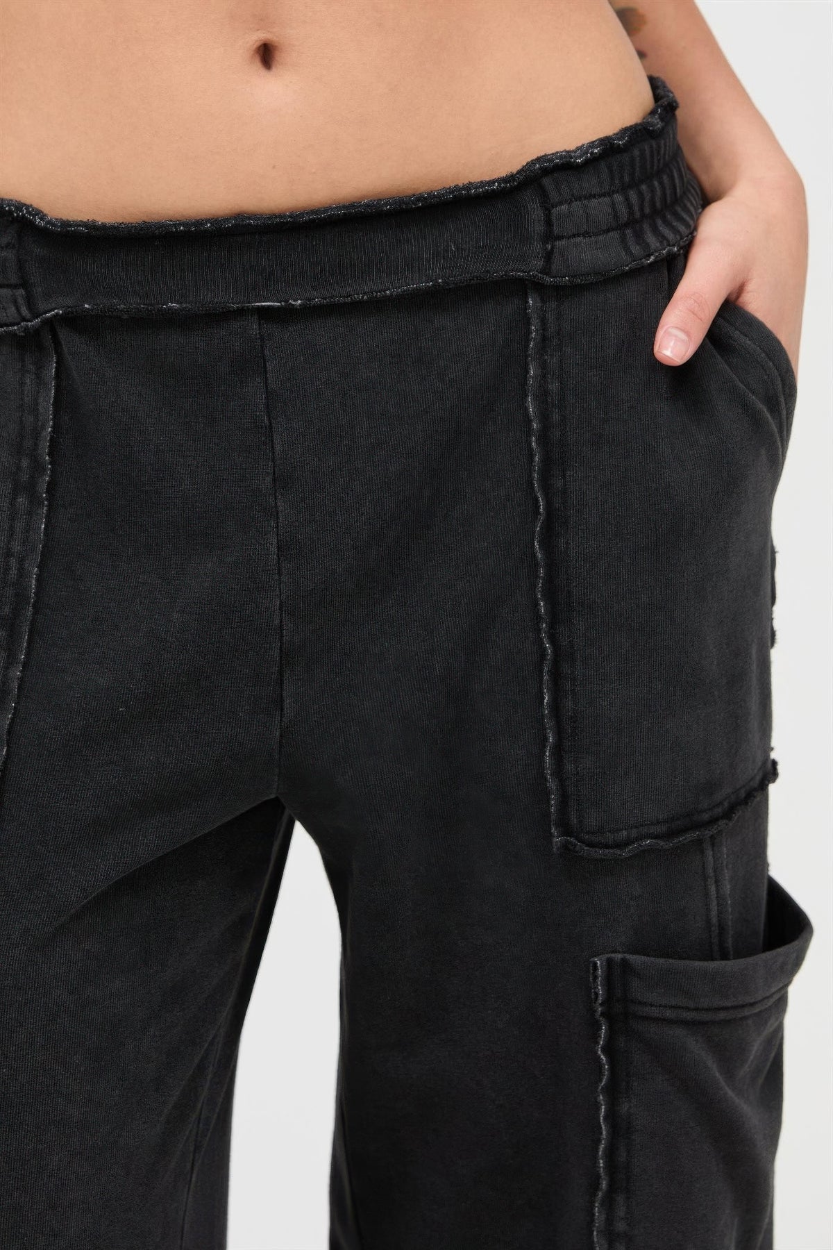 Pantalon cargo femme noir taille haute, ceinture élastique, poche plaquée