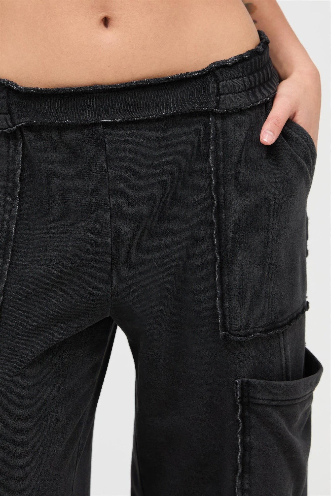 Pantalon cargo femme noir taille haute, ceinture élastique, poche plaquée