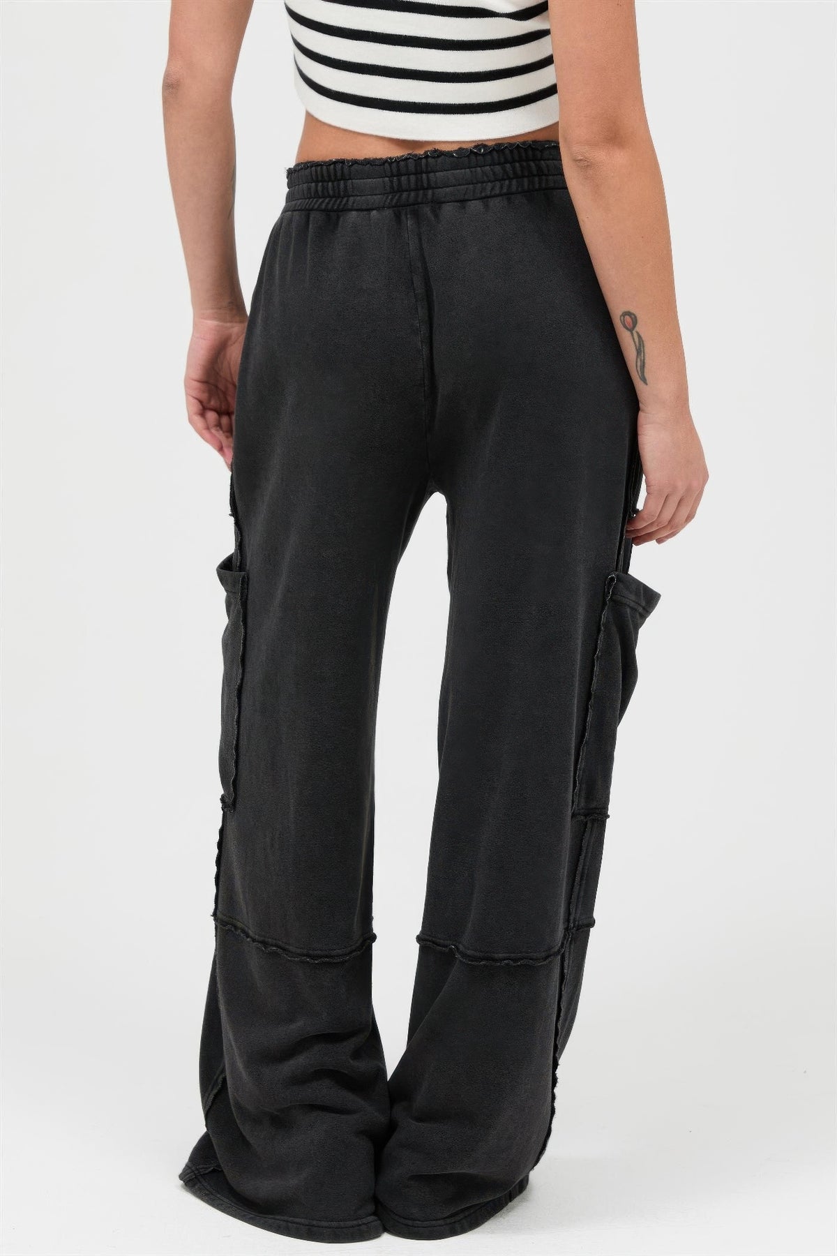 Pantalon cargo large femme noir, taille élastique, poches cargo et surpiqûres