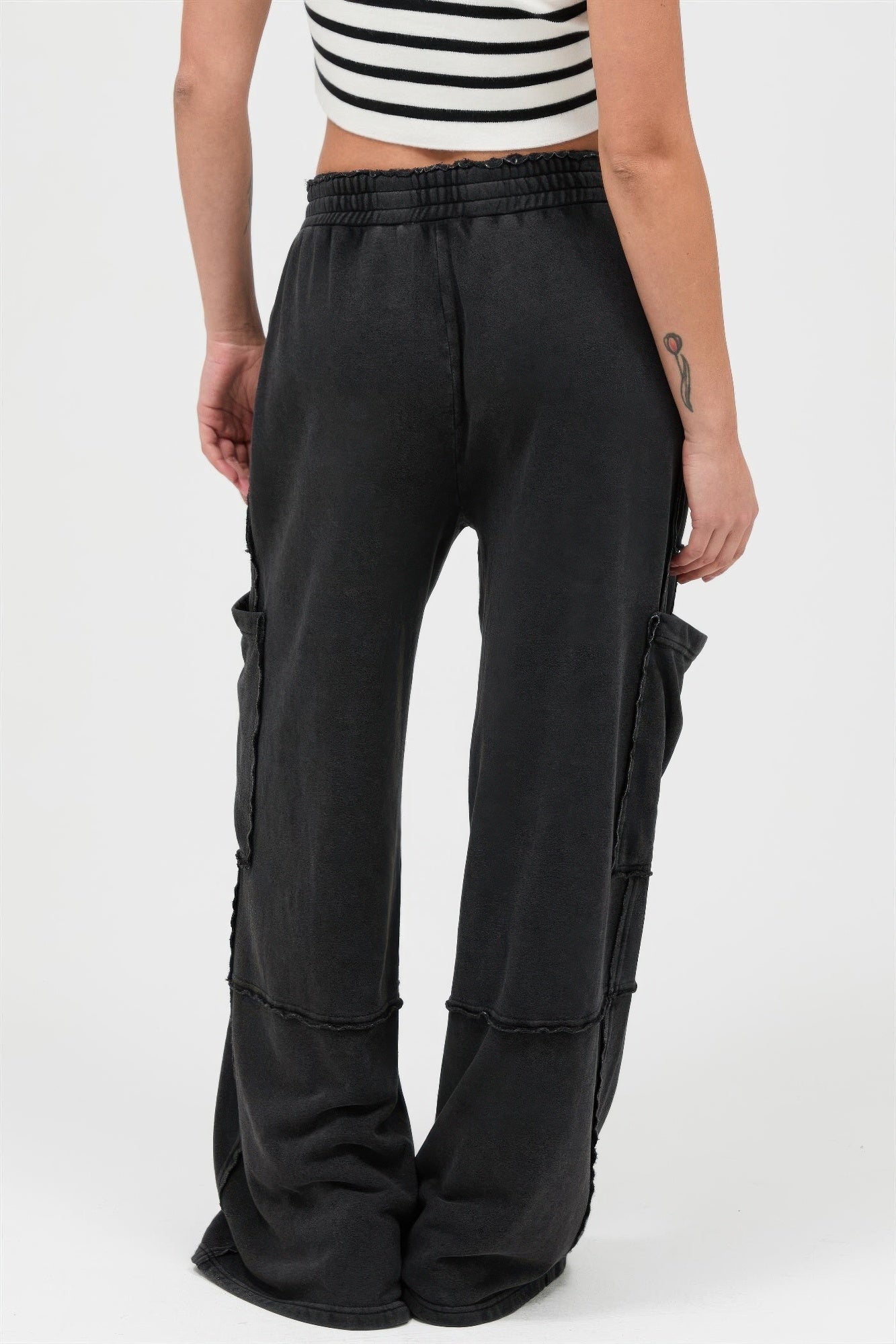 Pantalon cargo large femme noir, taille élastique, poches cargo et surpiqûres