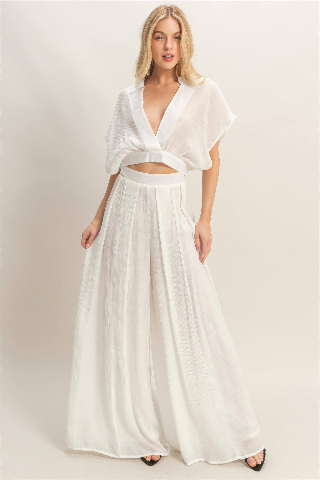 Ensemble deux pièces blanc: haut cache-cœur col V et pantalon large fluide