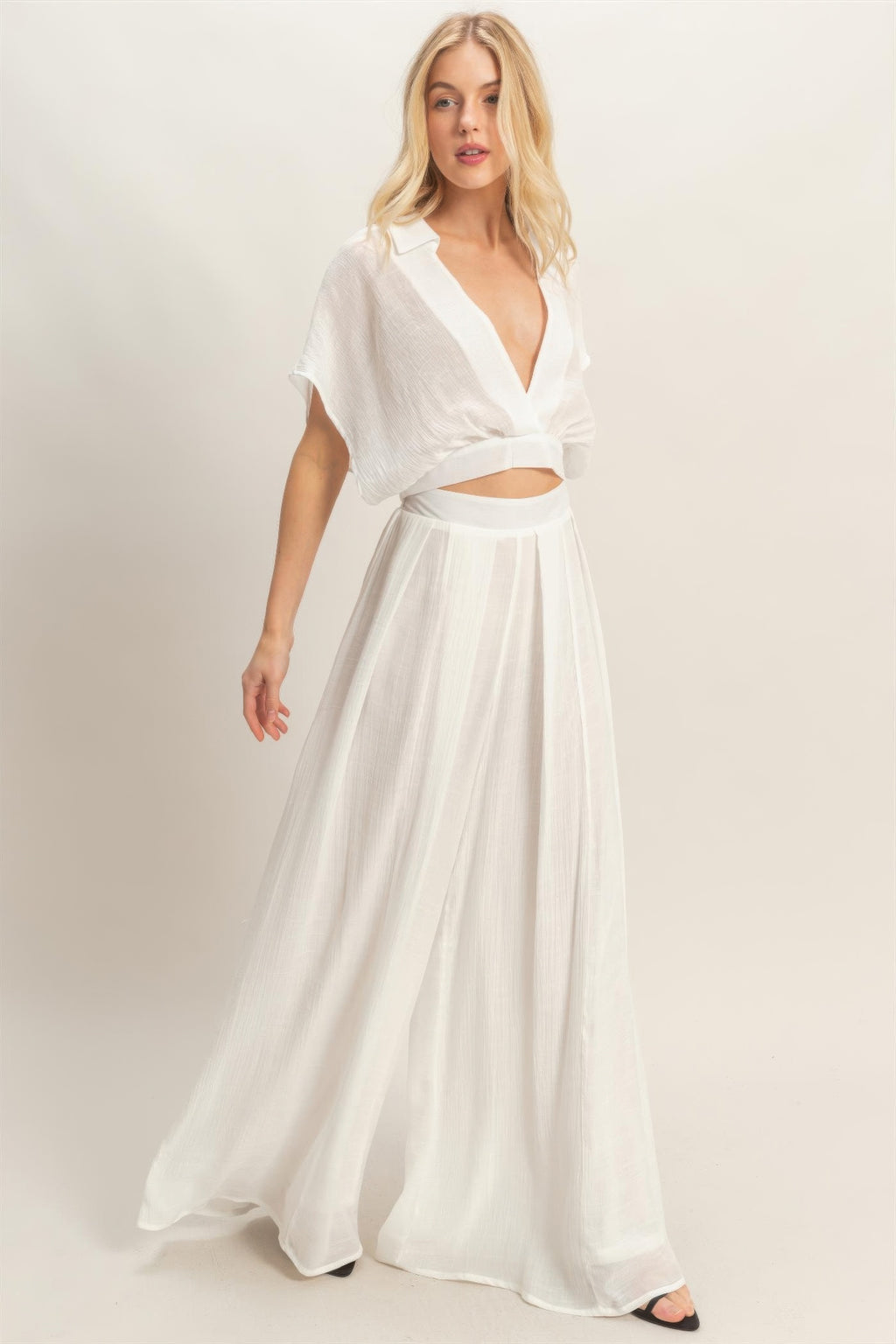 Ensemble blanc: haut cache-cœur manches courtes et pantalon large à taille marquée