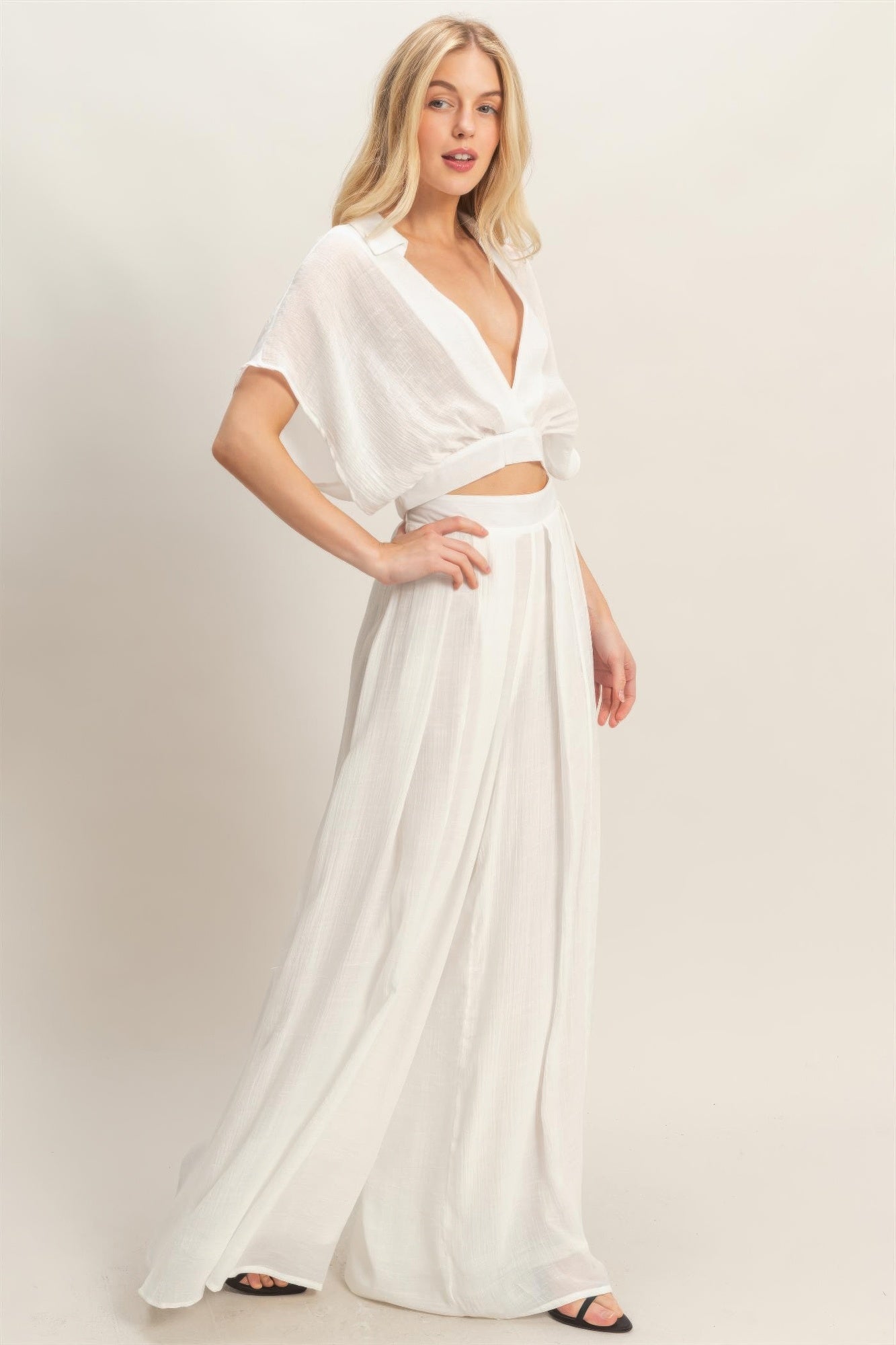 Ensemble blanc: haut cache-cœur et pantalon fluide large à taille haute élastique