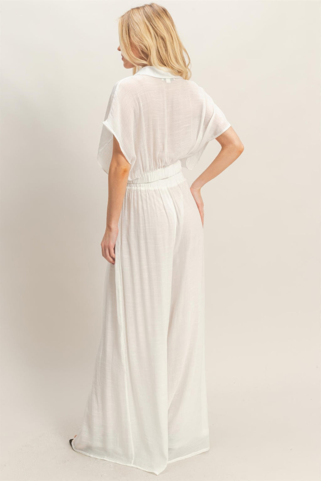 Ensemble blanc vu de dos: haut fluide et pantalon large à taille élastique