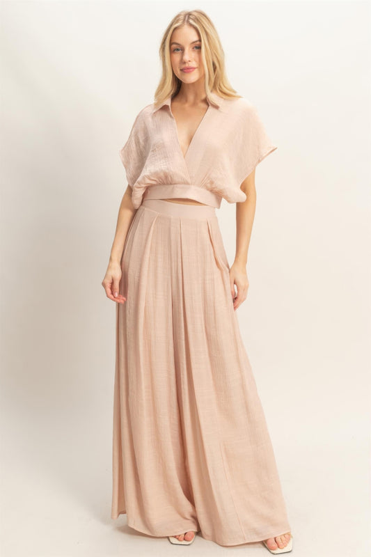 Ensemble deux pièces rosé : haut cache-cœur col V et pantalon large fluide.