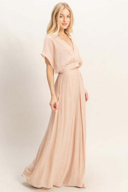 Ensemble deux pièces rosé porté de face : haut cache-cœur et pantalon long ample.
