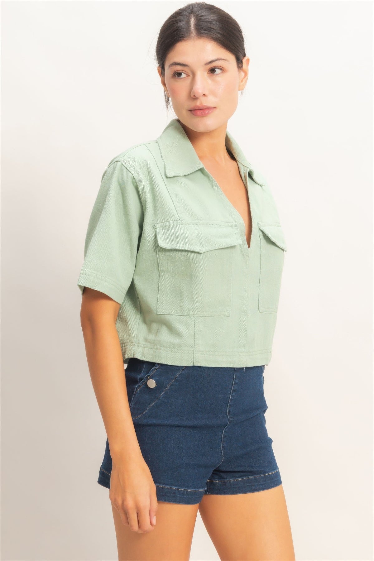 Haut femme col V manches courtes en coton vert clair, poches poitrine boutonnées