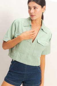 Haut femme coton vert clair col V manches courtes, poche poitrine plaquée