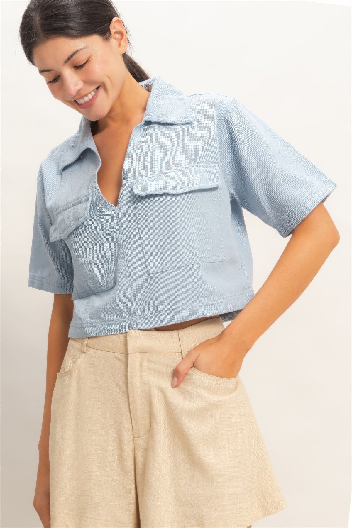 Haut femme en coton bleu ciel, col V, poche plaquée poitrine, manches courtes.