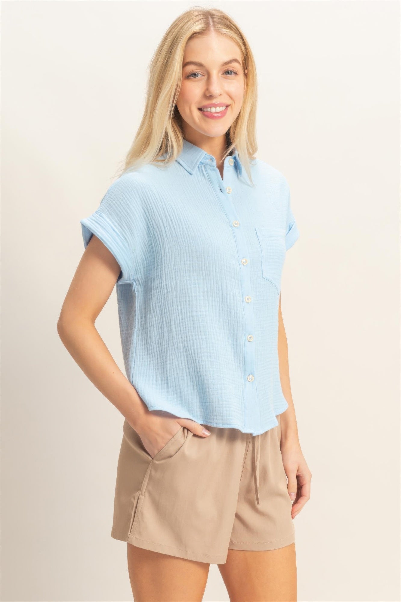 Chemisier femme coton bleu ciel, manches retroussées et boutonnage