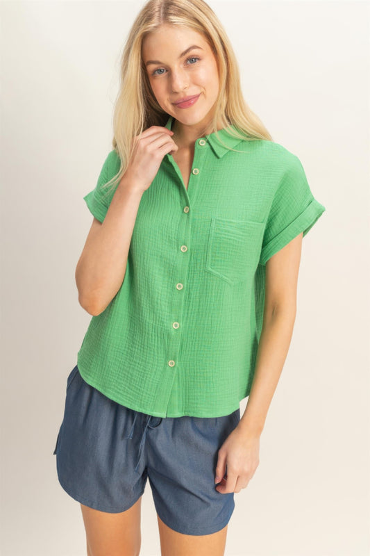 Chemisier femme en coton vert, manches courtes, col boutonné et poche poitrine