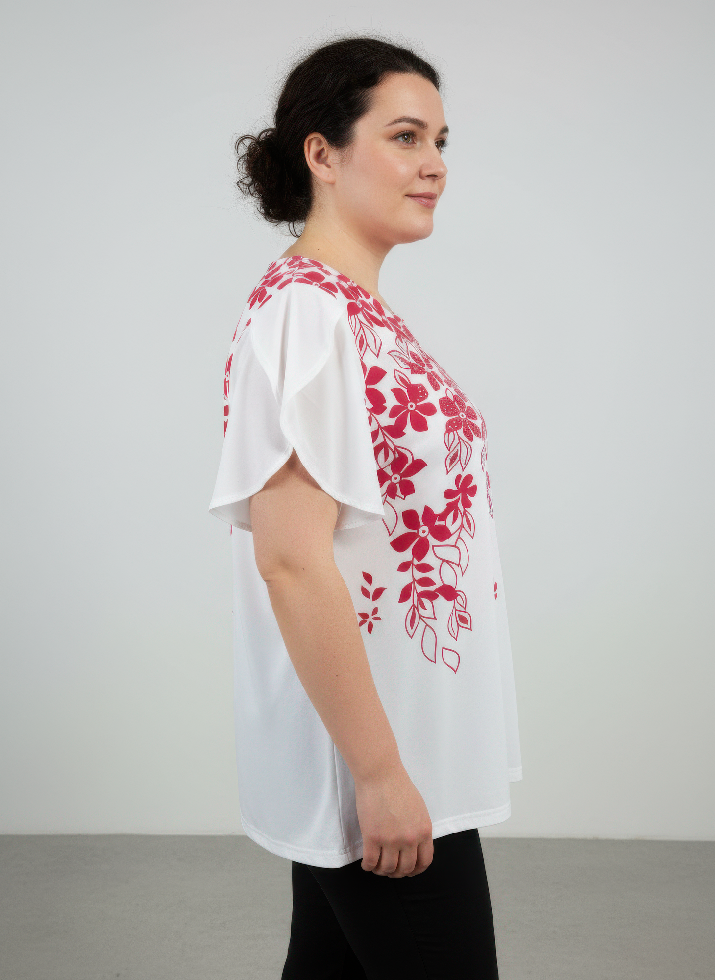 Haut femme blanc imprimé floral rouge, vue de côté, manches volantées