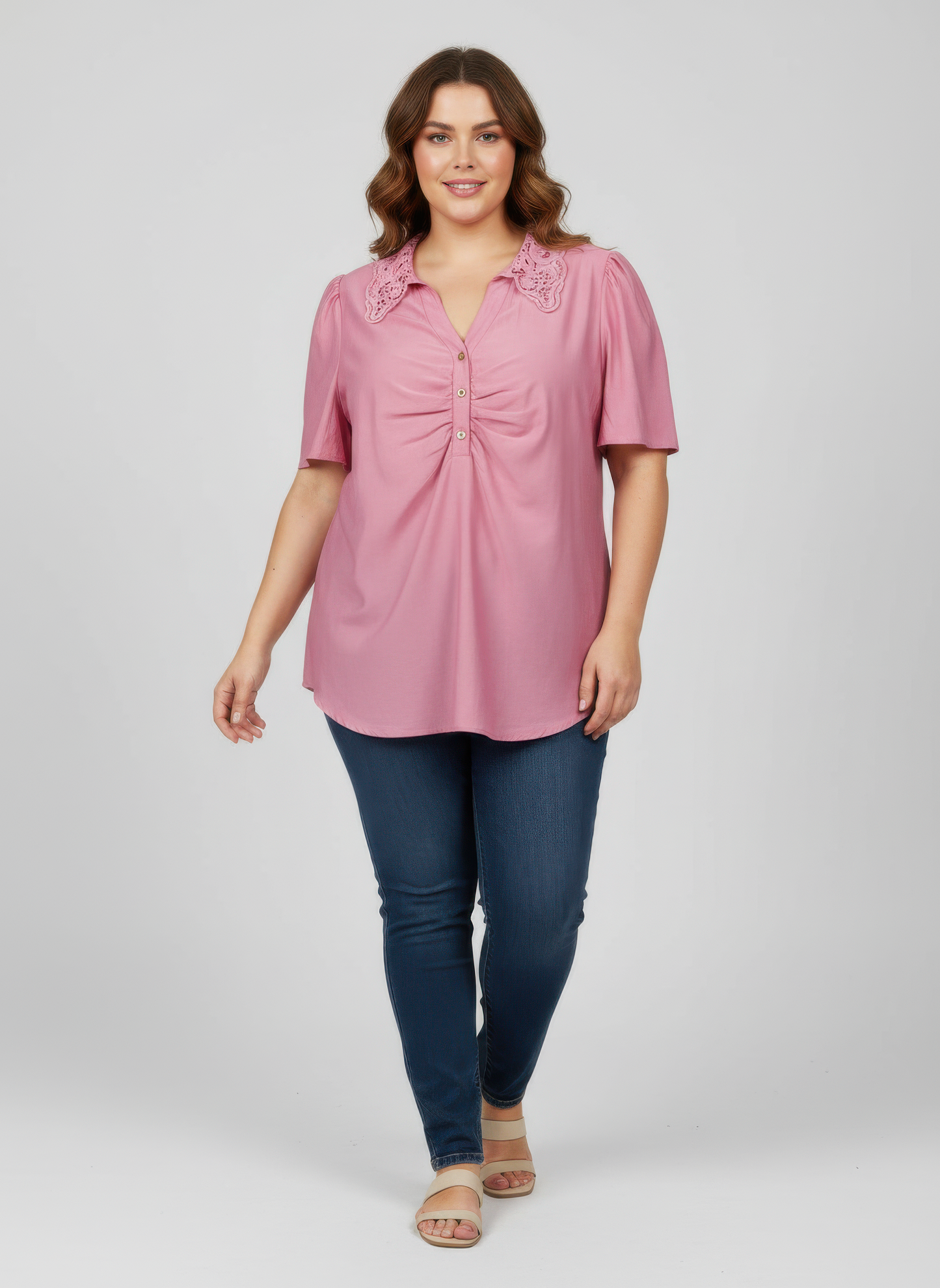 Haut femme rose à col dentelle, manches courtes volantées, fermeture boutonnée