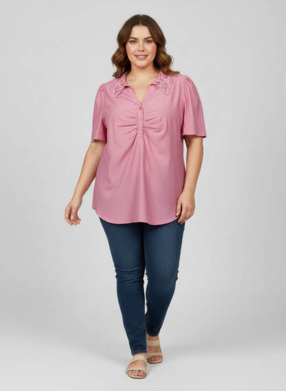 Haut femme rose à col dentelle, manches courtes volantées, fermeture boutonnée
