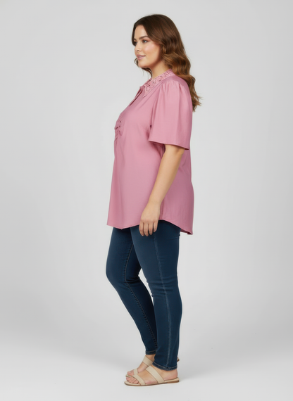 Haut femme rose, vue de profil, col dentelle et manches volantées