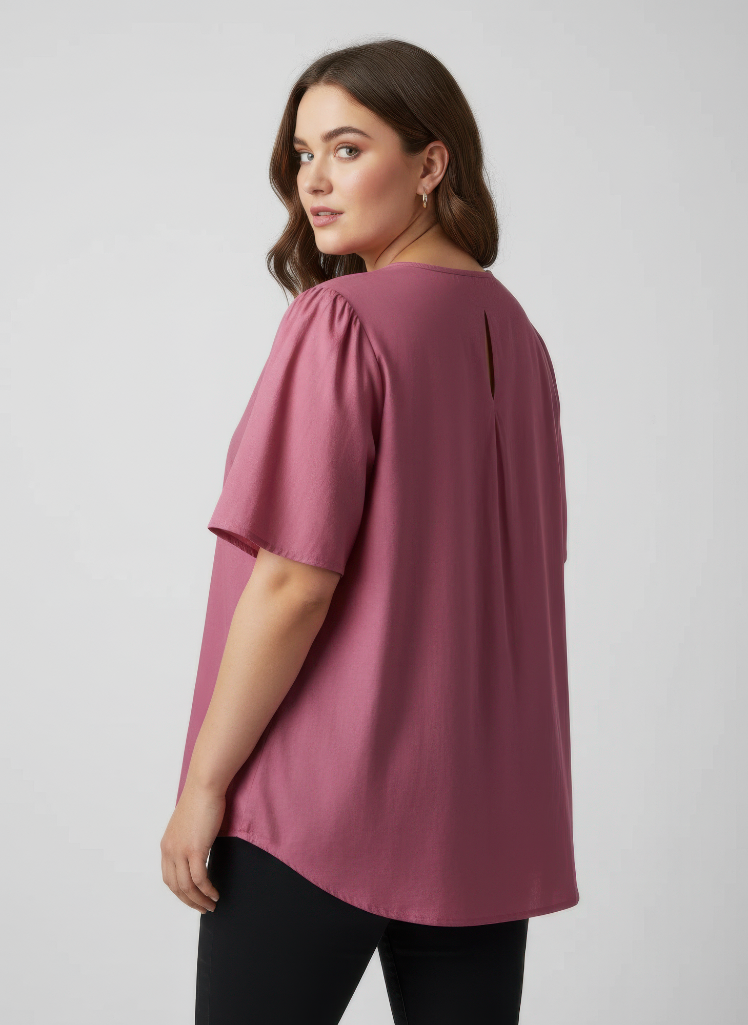 Haut femme rose foncé, vue de dos, col dentelle et manches courtes