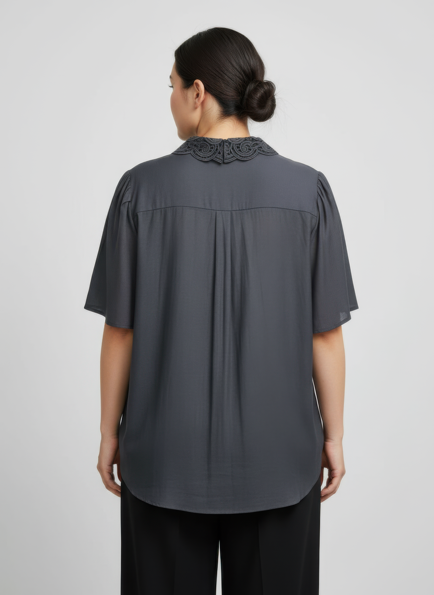 Haut à col dentelle gris foncé au dos, manches courtes, coupe ample