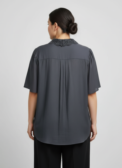 Haut à col dentelle gris foncé au dos, manches courtes, coupe ample
