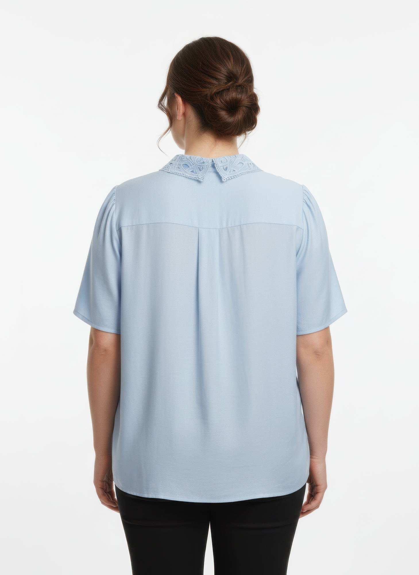 Haut femme bleu ciel, vue de dos, col dentelle et empiècement au haut