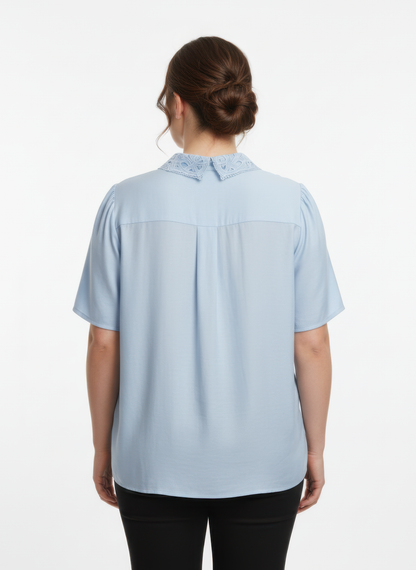 Haut femme bleu ciel, vue de dos, col dentelle et empiècement au haut