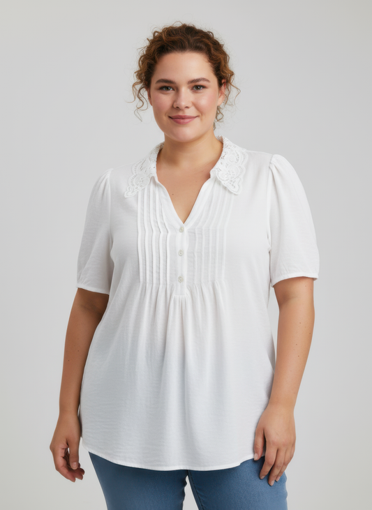 Haut femme blanc à col dentelle, encolure boutonnée et manches courtes volantées.