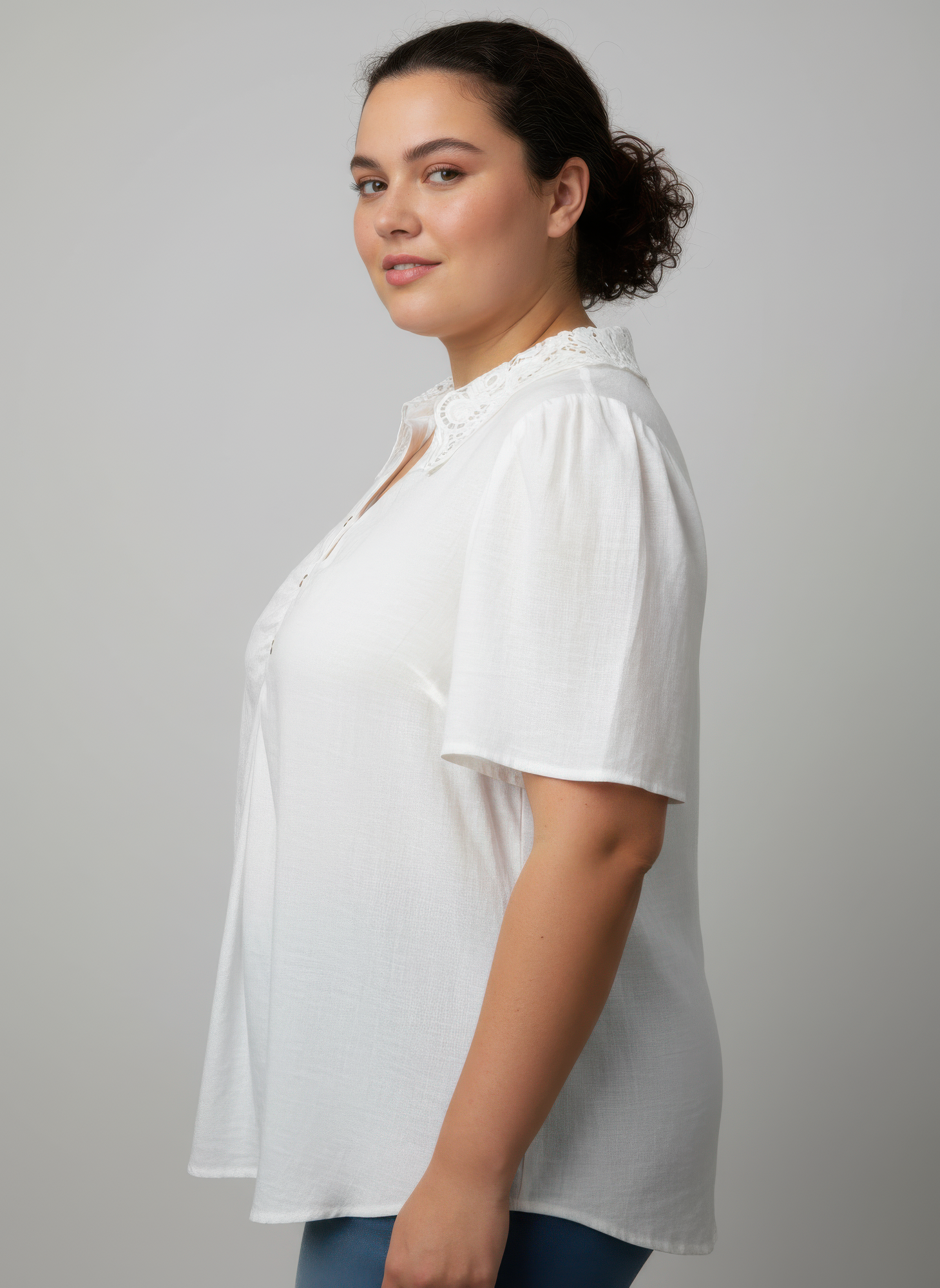 Haut à col dentelle blanc à manches courtes, coupe ample, devant boutonné