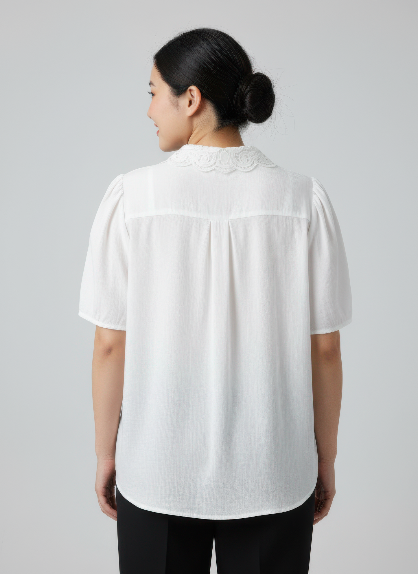 Haut à col dentelle blanc au dos, manches courtes, coupe ample