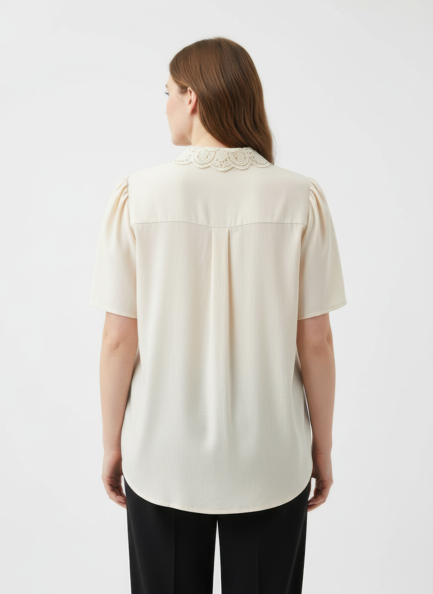 Haut à col dentelle beige au dos, empiècement dentelé au col