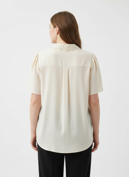 Haut à col dentelle beige au dos, empiècement dentelé au col