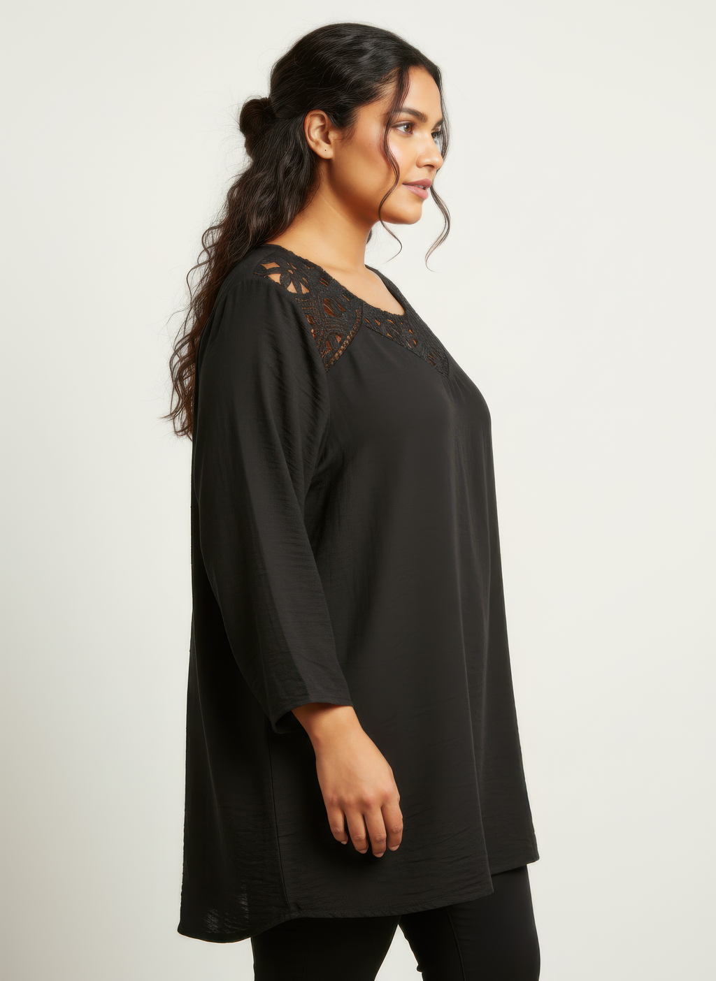 Tunique noire dentelle au col, manches évasées, coupe ample
