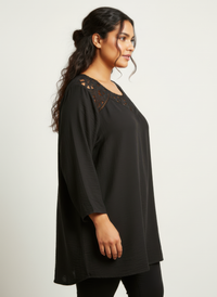 Tunique noire dentelle au col, manches évasées, coupe ample