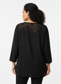 Tunique noire avec empiècement dentelle au dos, manches trois-quarts, coupe ample