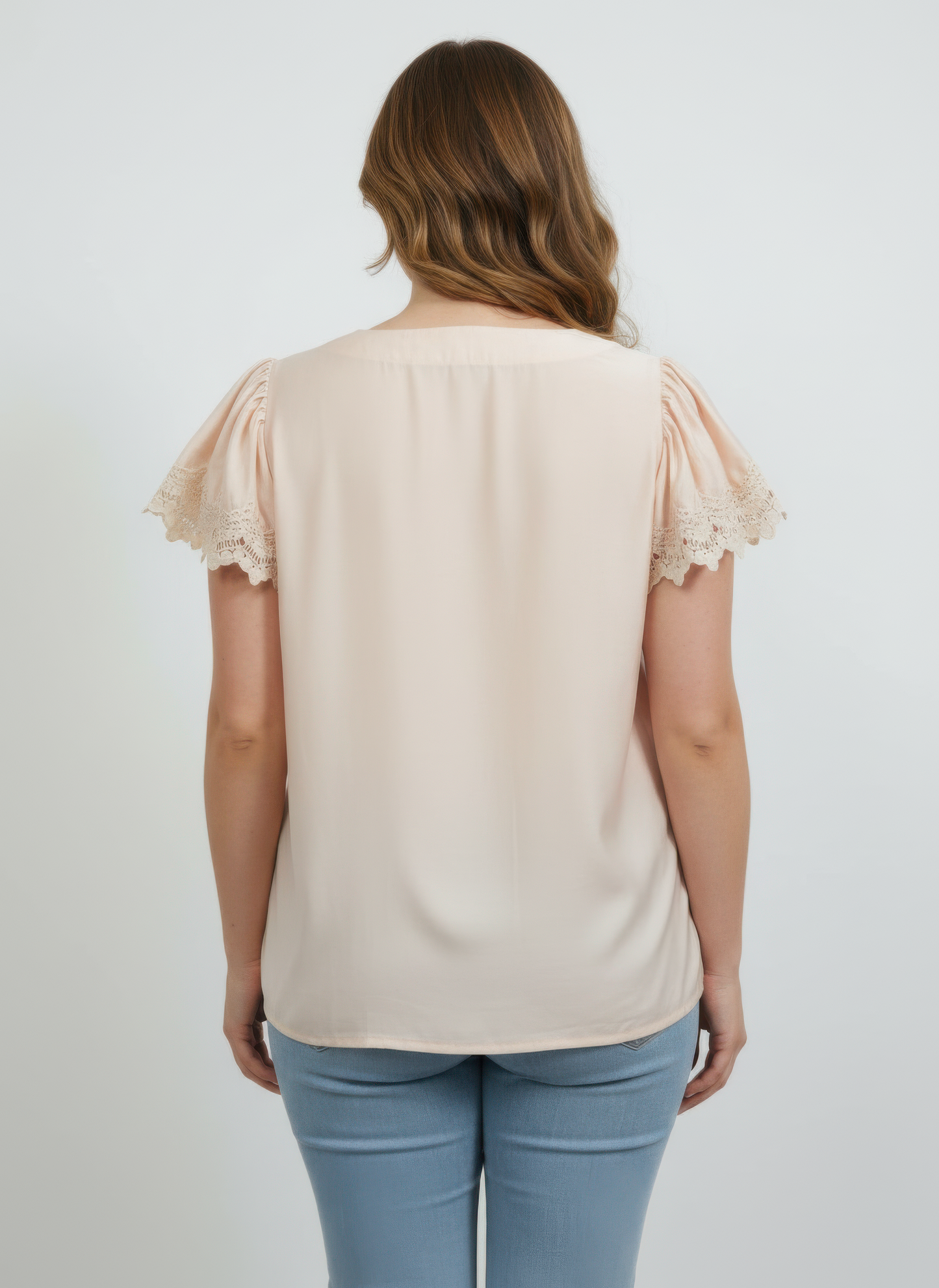 Haut en maille crème vue arrière, dentelle aux manches courtes