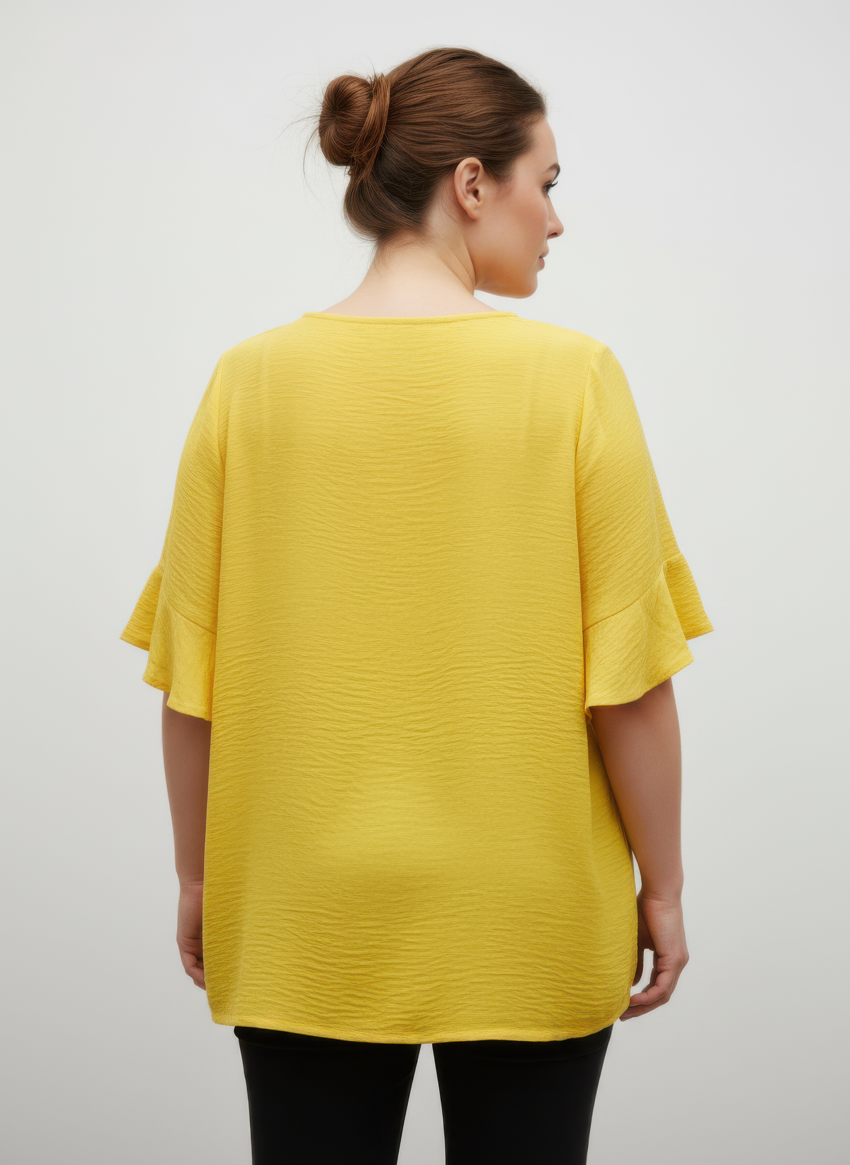 Haut jaune au dos avec encolure ronde et manches volantées, coupe ample
