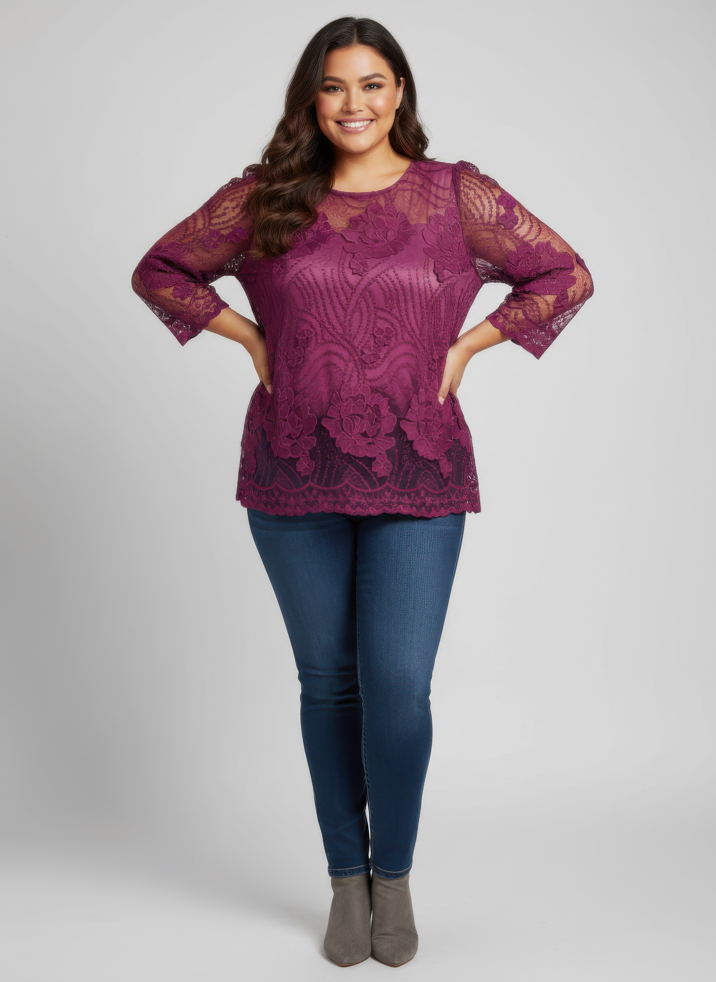 Haut en dentelle florale violette, manches 3/4, encolure ronde, coupe ample
