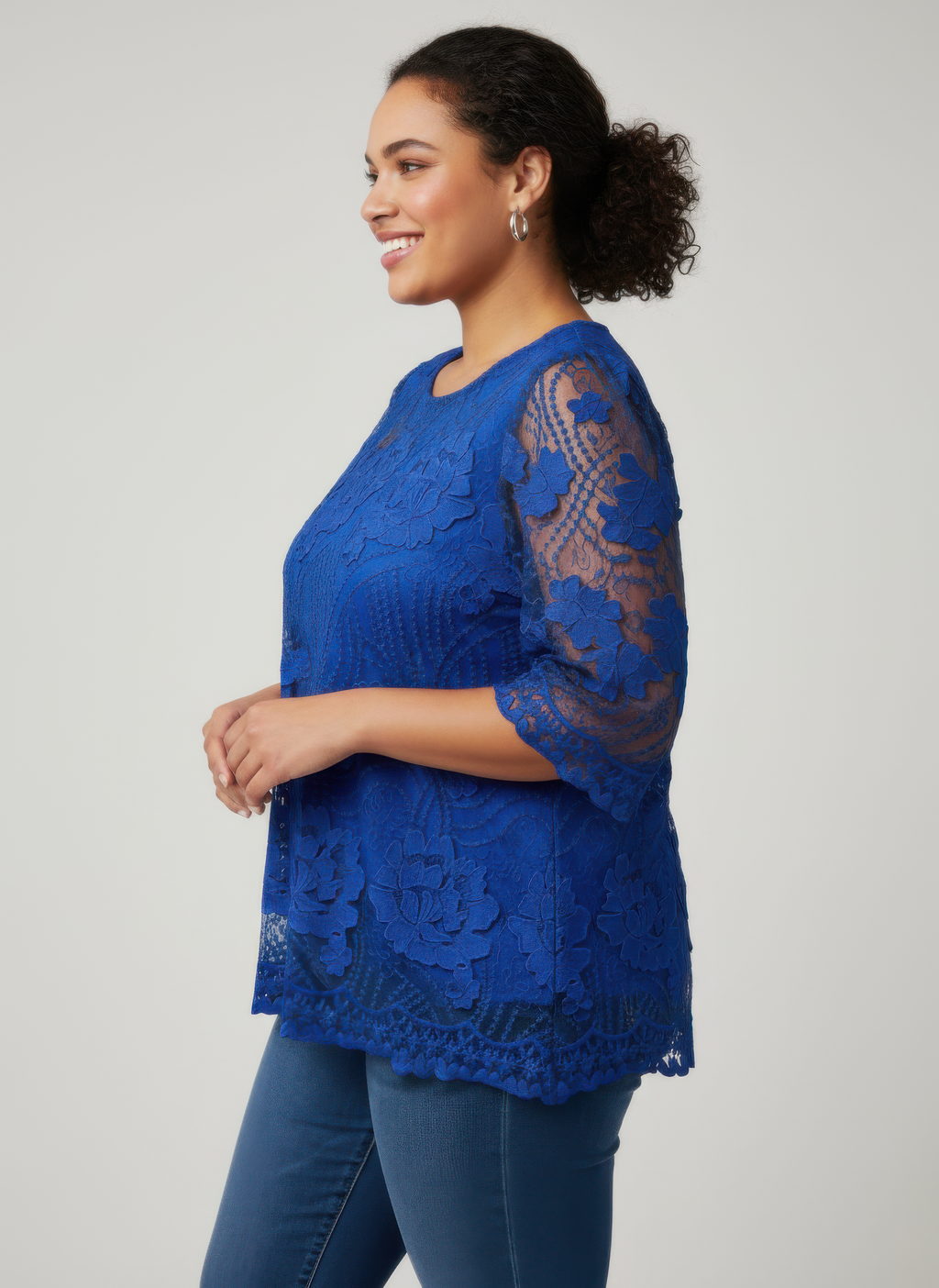 Haut dentelle florale femme bleu, vue de côté, manches 3/4, dentelle ajourée