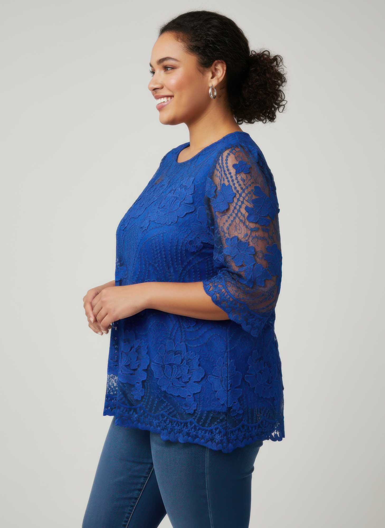 Haut dentelle florale femme bleu, vue de côté, manches 3/4, dentelle ajourée