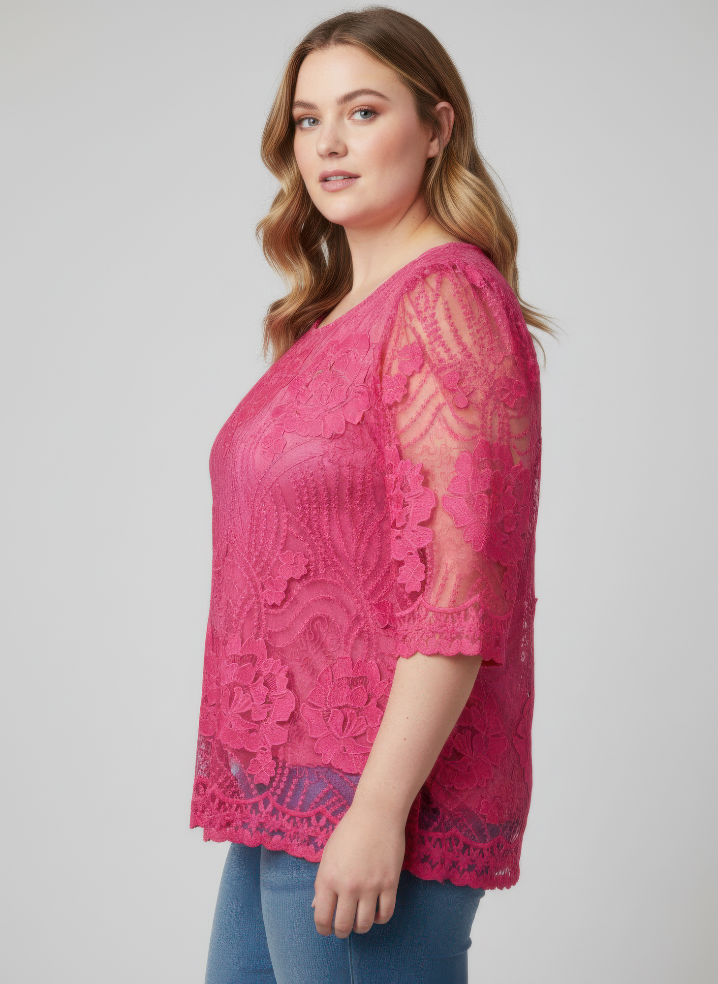 Haut dentelle florale femme rose, vue de côté, manches 3/4, ourlet festonné