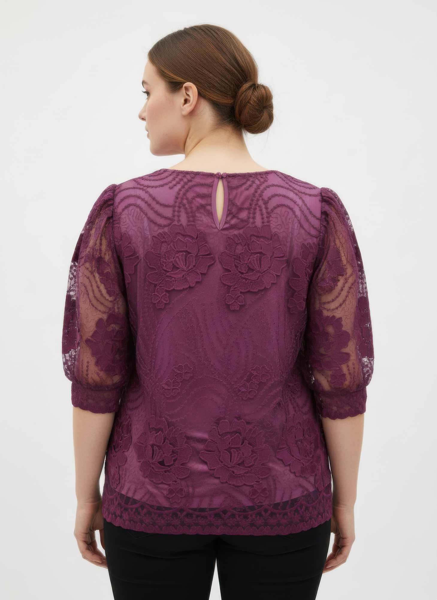 Haut en dentelle florale violette, vue arrière, dos ajouré, manches 3/4