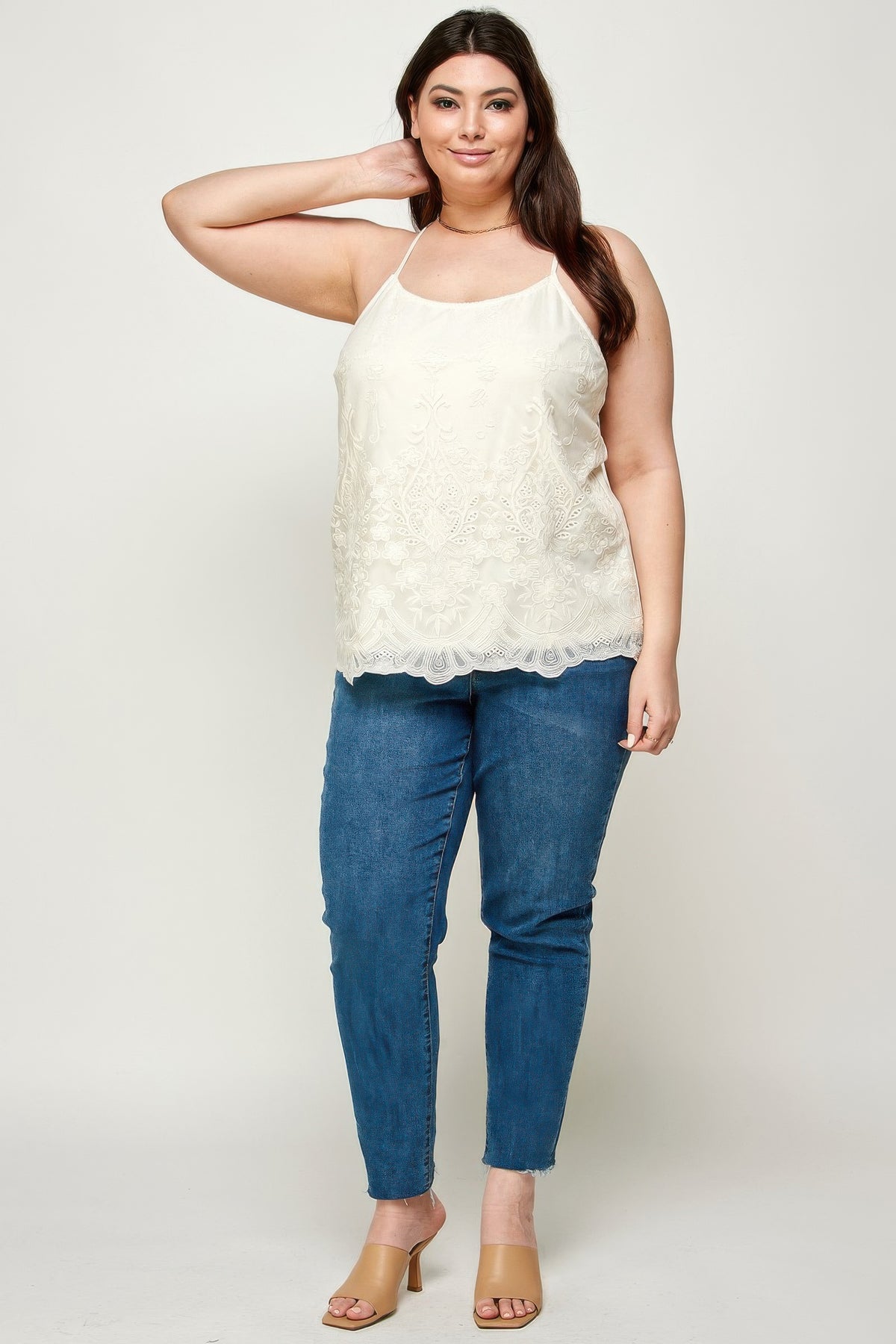 Débardeur blanc cassé à broderie, encolure nageur, ourlet dentelle