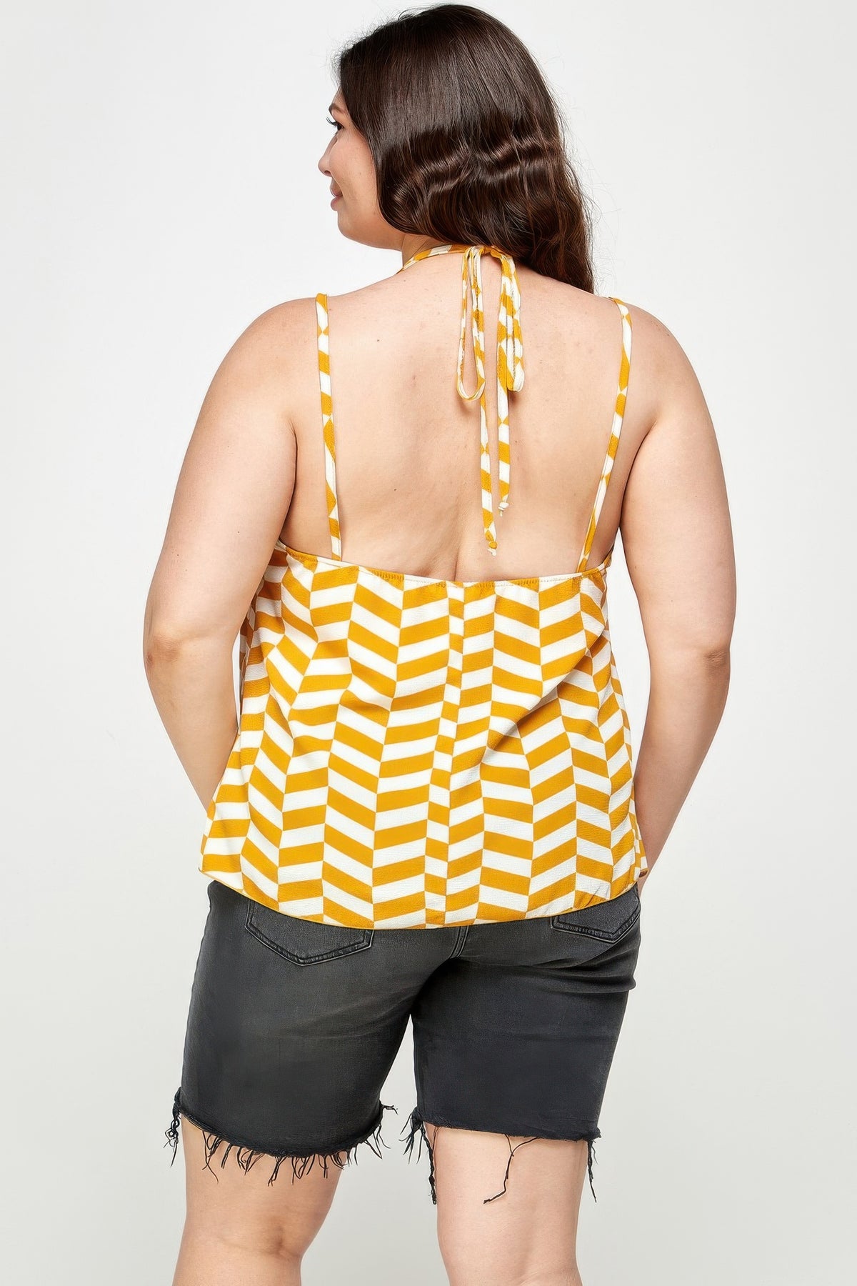 Haut débardeur jaune à chevrons géométriques, vue de dos avec bretelles nouées