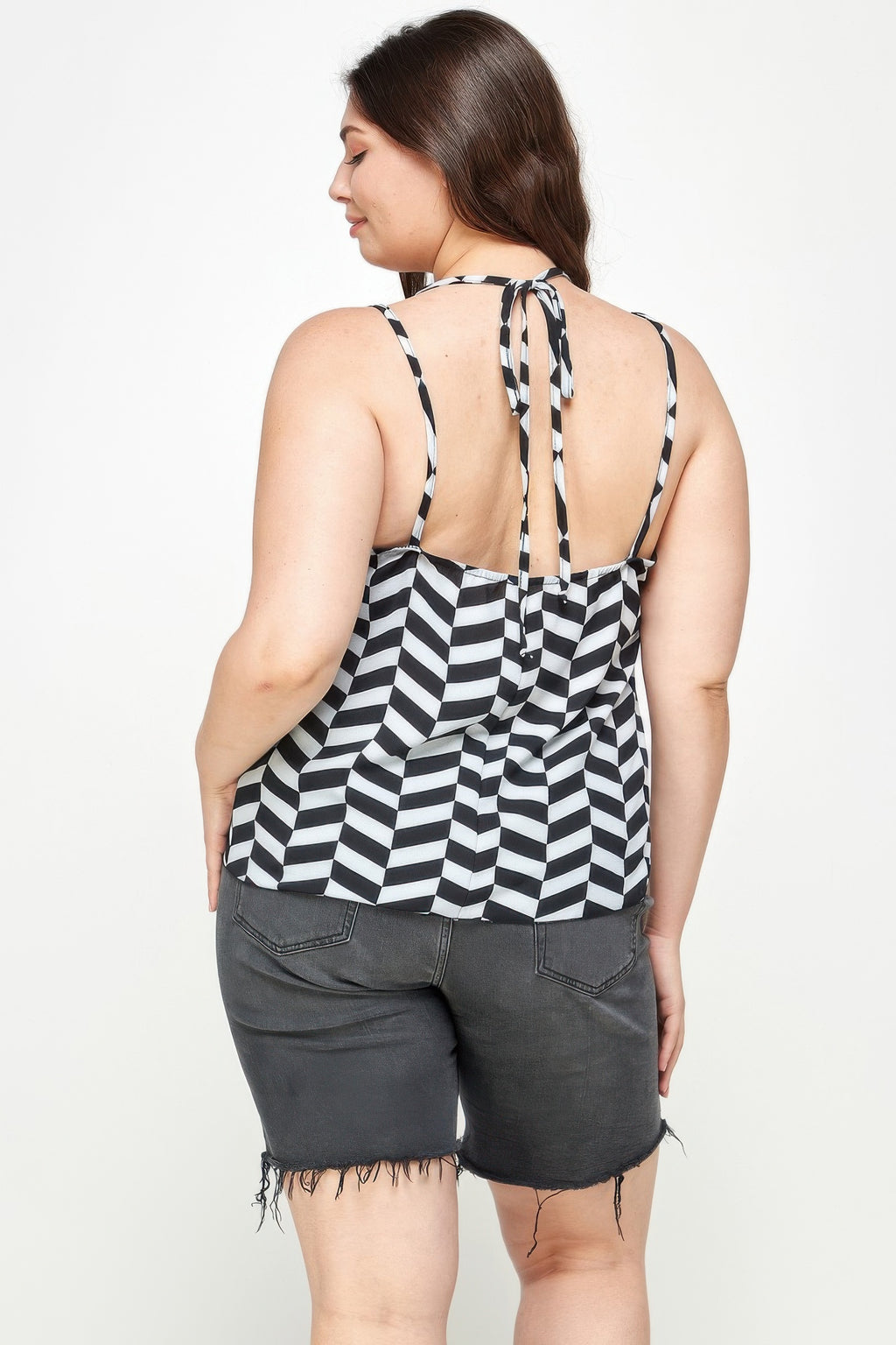 Haut grande taille dos nu avec lien, motif chevrons noir et blanc