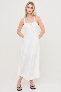 Robe blanche cassé à bretelles fines, corsage smocké, jupe évasée avec fente