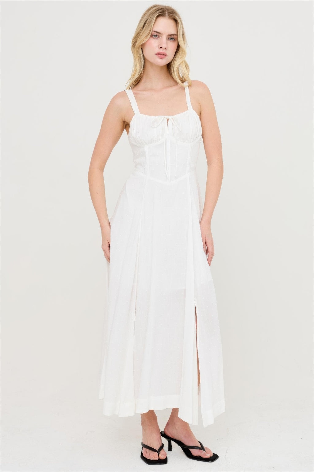 Robe blanche cassé à bretelles fines, corsage froncé, jupe mi-longue fendue