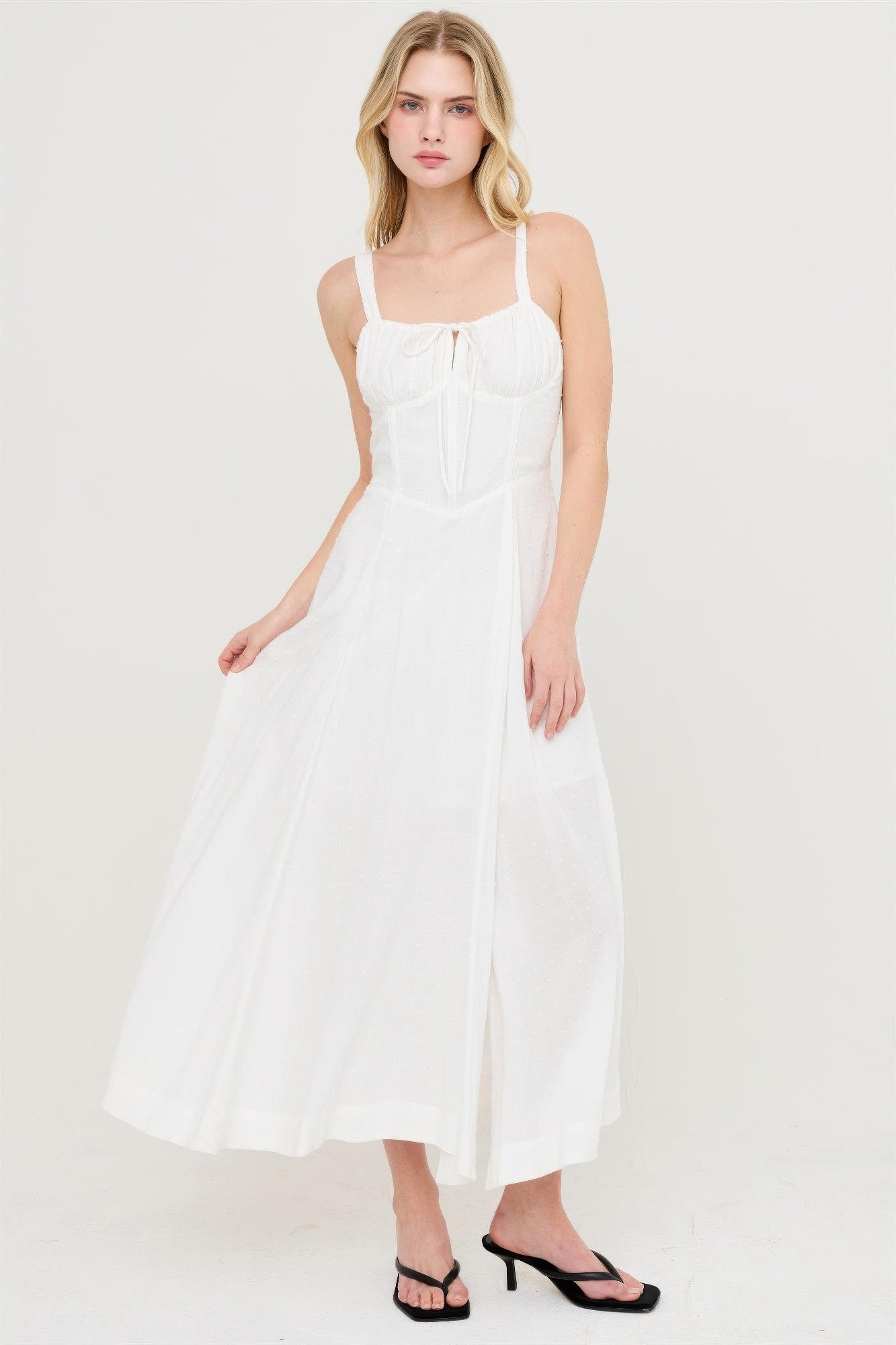 Robe blanche cassé à bretelles, décolleté carré, jupe évasée et fente latérale