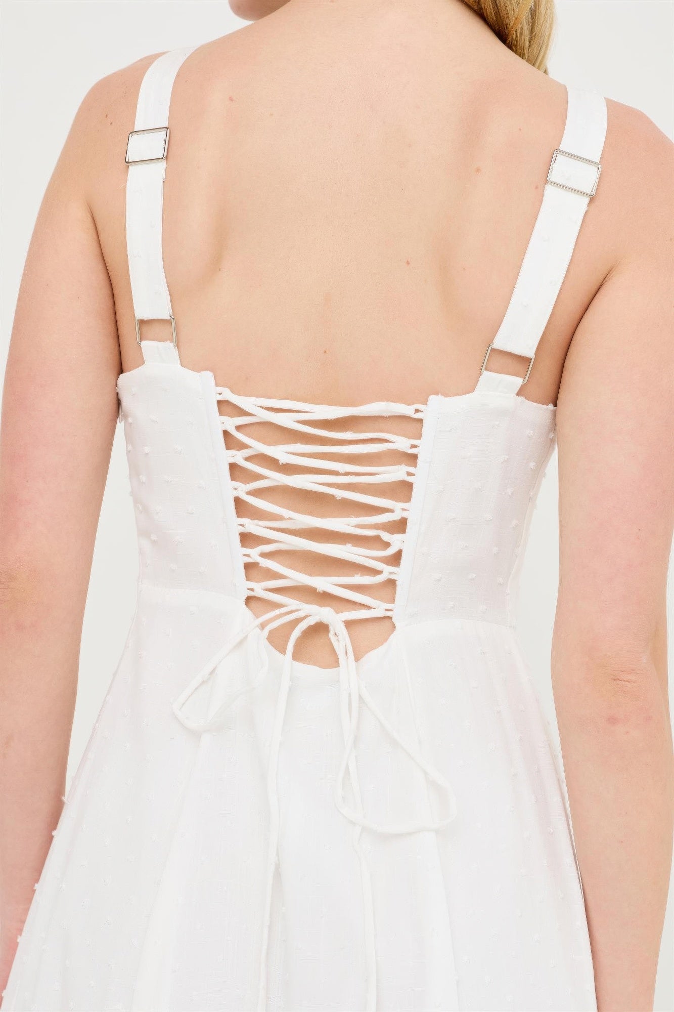 Robe blanche cassé vue dos : laçage croisé et bretelles réglables
